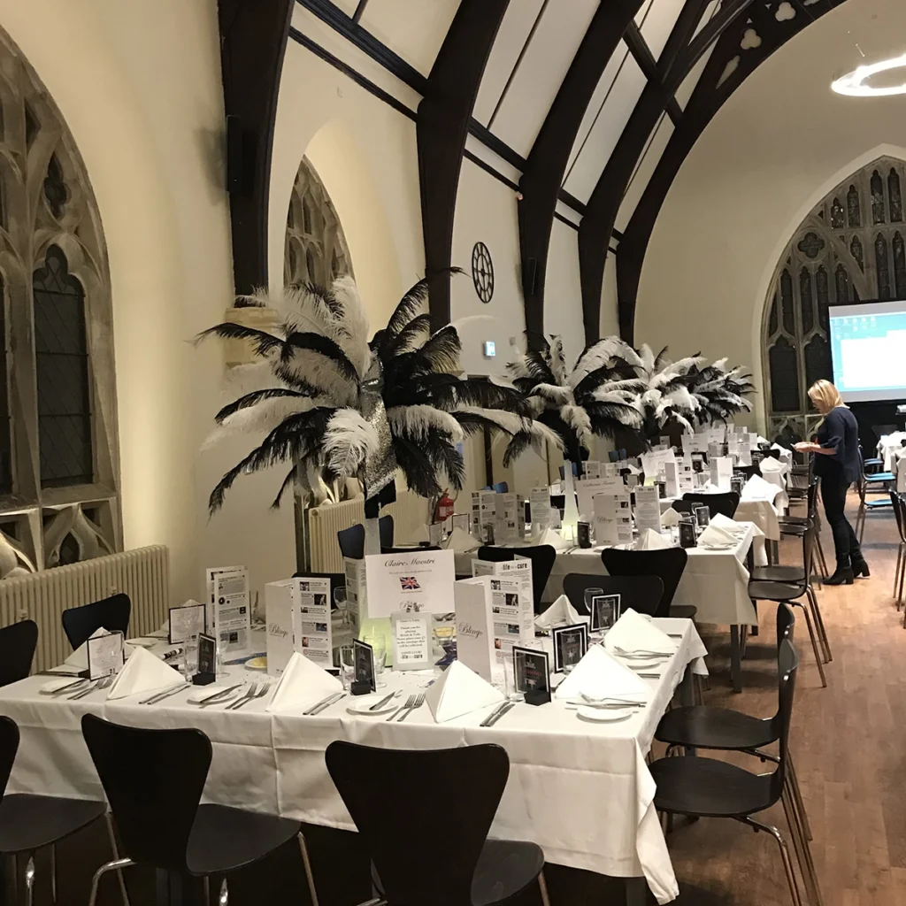 Black and white feathers table display